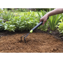 Trädgårdskultivator används för att luckra upp jorden i en trädgårdsbädd