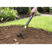 Bearbetning av jord med en trädgårdskultivator i trädgården