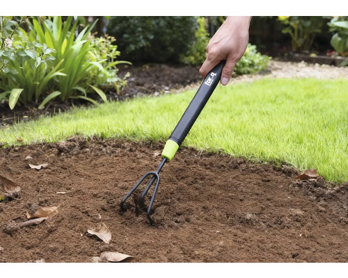 Bearbetning av jord med en trädgårdskultivator i trädgården