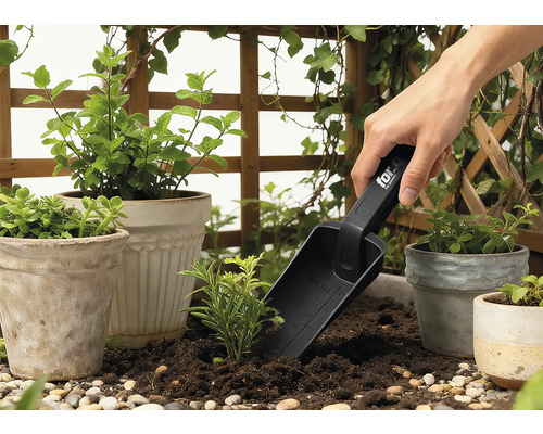 Trädgårdsscen med blomkrukor, omgivande grönska och en person som använder en planteringsspade.