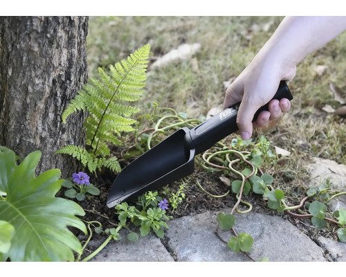 Trädgårdsspade som används vid plantering i trädgården.