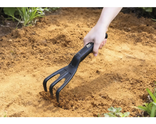 Trädgårdskultivator som används i marken