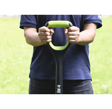 En person håller en spade med ett D-handtag.