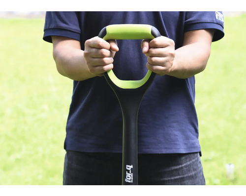 En person håller en spade med ett D-handtag.