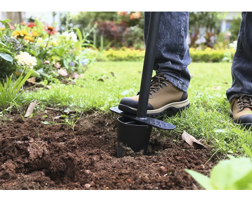Trädgårdsredskap för att plantera blomsterlökar i trädgården