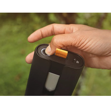 Person trycker på en knapp på en elektronisk enhet