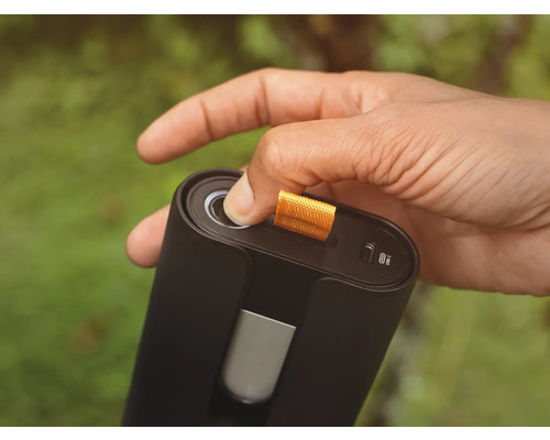 Person trycker på en knapp på en elektronisk enhet