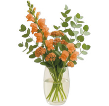 Blomsterarrangemang med lejongap och eukalyptus i glasvas