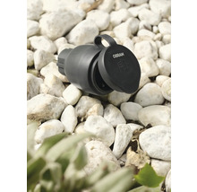 Osram Logo. Trädgårdsuttag med öppet lock på grus.