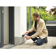 Man ansluter kontakt till utomhusuttag