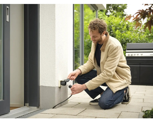 Man ansluter kontakt till utomhusuttag