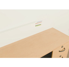 Skrivbord med kabelgenomföring i väggen