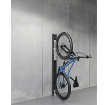 Cykel fäst vid ett väggfäste