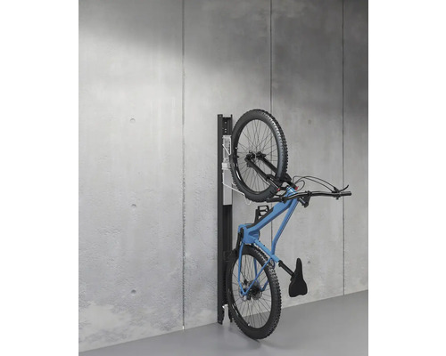 Cykel fäst vid ett väggfäste