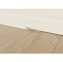 Golvlist med kabelkanal och kablar installerade inuti framför trägolv