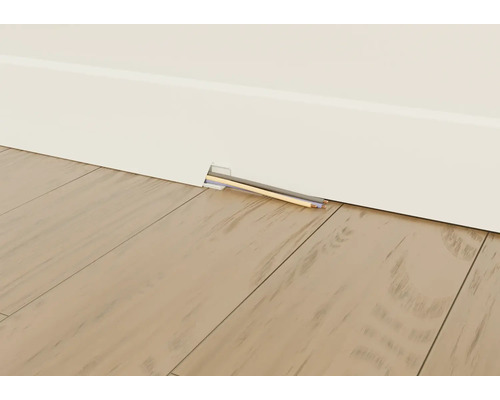 Golvlist med kabelkanal och kablar installerade inuti framför trägolv