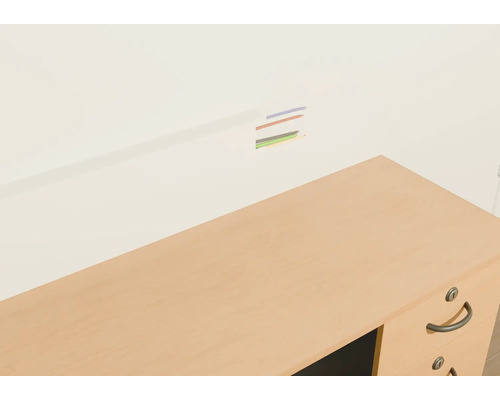 Skrivbord med kabeldragning på väggen