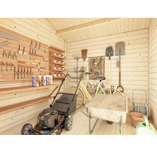 Organiserad redskapsbod med gräsklippare, skottkärra och verktyg