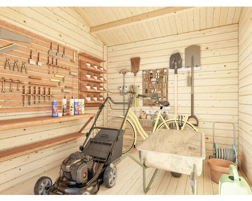 Organiserad redskapsbod med gräsklippare, skottkärra och verktyg