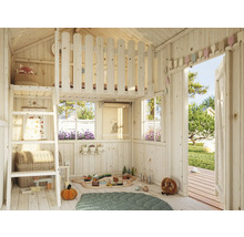 Interiör av ett ljust lekhus med loftsäng, leksaker och dekorationer.