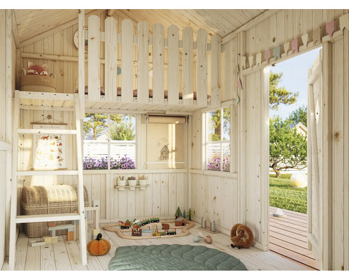 Interiör av ett ljust lekhus med loftsäng, leksaker och dekorationer.