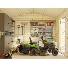 Trädgårdsscen med åkgräsklippare, verktygsvägg och hyllsystem i ett trädgårdshus i trä