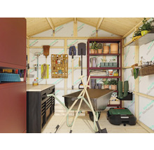 Trädgårdsskjul interiör med arbetsbänk, hyllor, skottkärra och trädgårdsredskap.