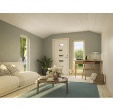 Vardagsrum med soffa, soffbord, skrivbord och trägolv