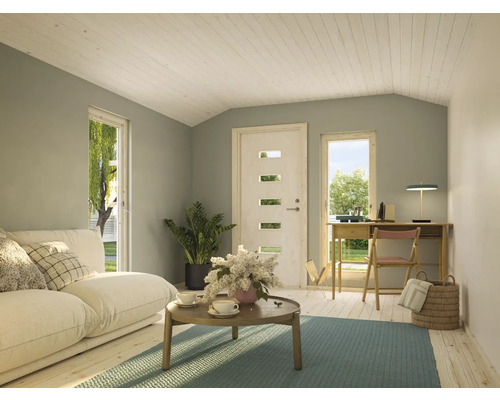 Vardagsrum med soffa, soffbord, skrivbord och trägolv