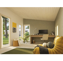 Ljus arbetsplats med skrivbord, kontorsstol och dekorativa element i ett hus med trägolv och tak.