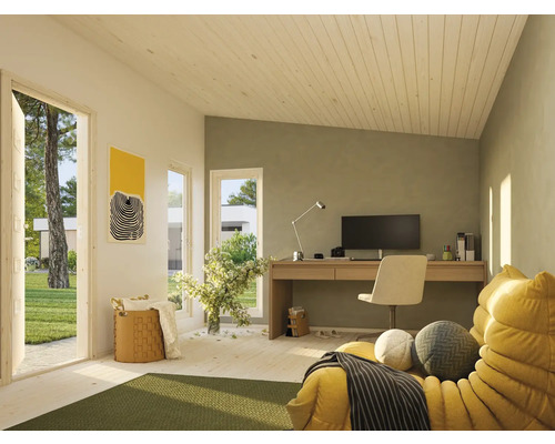 Ljus arbetsplats med skrivbord, kontorsstol och dekorativa element i ett hus med trägolv och tak.