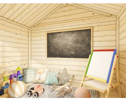 Interiör av en lekstuga med svarta tavlan, staffli och leksaker