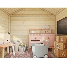 Lekhusinredning med leksakskök, griffeltavla, leksakslådor och barnstol