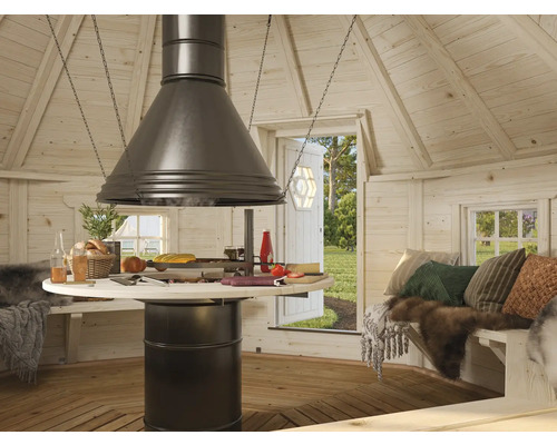 Interiör av en grillstuga med central grillplats och matplats.