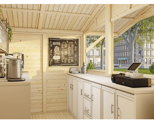 Interiör av ett trädgårdshus i trä med disk, kaffebryggare, menybräda och kassasystem.
