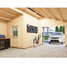 Interiör av ett trägarage med verktygsvägg, cykel och bil