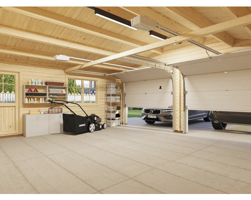 Ljust garage med träväggar, gräsklippare och två bilar