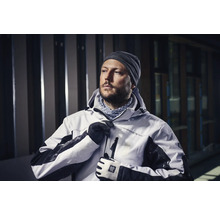 Man i arbetsjacka med huva, mössa och handskar