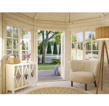 Ljus trädgårdsoas med sittmöbler, byrå och utsikt över trädgården