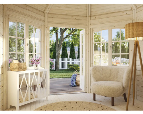 Ljus trädgårdsoas med sittmöbler, byrå och utsikt över trädgården