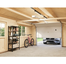 Ljust garage med hyllor, cykel och delvis öppen garageport med en bil bakom