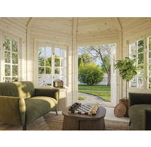 Ljust lusthus med sittplatser, schackbräde och utsikt över trädgården