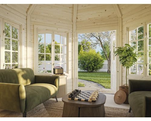 Ljust lusthus med sittplatser, schackbräde och utsikt över trädgården