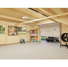 Ljust trägarage med verktygspanel, hylla och delvis öppen garageport