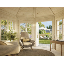 Trädgårdshus i trä med fåtöljer, bord och utsikt över trädgården