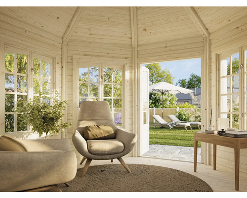 Trädgårdshus i trä med fåtöljer, bord och utsikt över trädgården