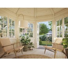 Ljust lusthus med två fåtöljer, golvlampa och växter