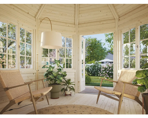 Ljust lusthus med två fåtöljer, golvlampa och växter