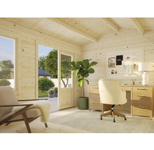 Ljust arbetsrum med träpanel, skrivbord, kontorsstol och utsikt över grönområden