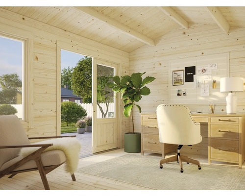 Ljust arbetsrum med träpanel, skrivbord, kontorsstol och utsikt över grönområden